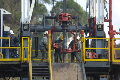 Cuatro personas realizan trabajo en uno de los pozos de petróleo de Ecuador, como en el campo Sacha.