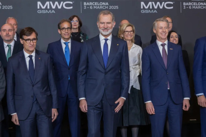 Felipe VI, rey de España; Mats Granyrd (derecha), director general del Mobile World Congress, y Salvador Illa (izquierda), el presidente de la Generalitat.
