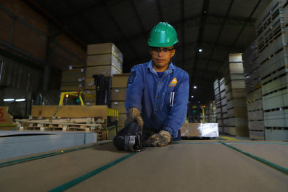Labor. Una de las personas que trabaja en la industria forestal maderera de Ecuador corta un tablero.