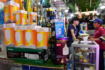 En el mostrador se ven pocos focos recargables versus a los que para funcionar dependen del suministro de la empresa eléctrica.