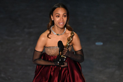 Zoe Saldaña al recibir su premio Óscar.