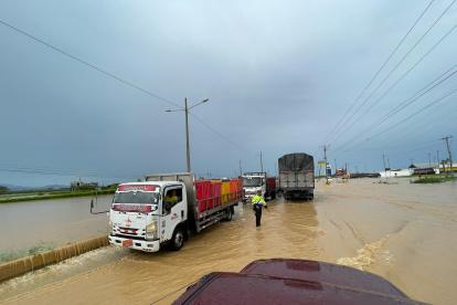 La fuerte corriente del río desbordado sobre la vía Panamericana, no permite que vehículos livianos puedan cruzarla.