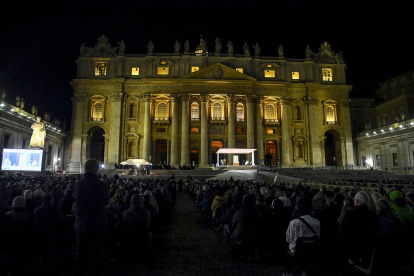 Fieles rezaron por Francisco la noche del 2 de marzo, en el Vaticano.