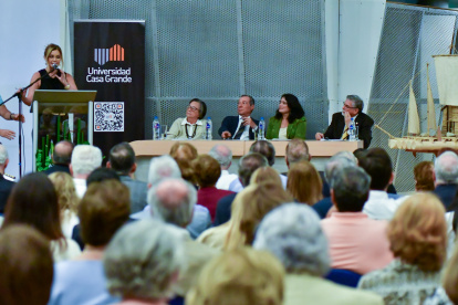 Durante la presentación, Marcia Gilbert Baquerizo, Benjamín Rosales Valenzuela, Stephanie García Albán y Eduardo Estrada Guzmán. Al micrófono, Rocío Cedeño.