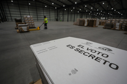 Fotografía de material electoral en una bodega, en Quito. Imagen referencial para graficar este artículo sobre la segunda vuelta.