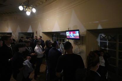 Argentinoa miran la transmisión televisiva del presidente Javier Milei, en la inauguración de la 143ª sesión ordinaria del Congreso en el Congreso Nacional en Buenos Aires el 1 de marzo de 2025.