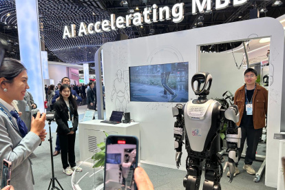 Los robots son parte importante de los stand de las diferentes empresas tenológicas.