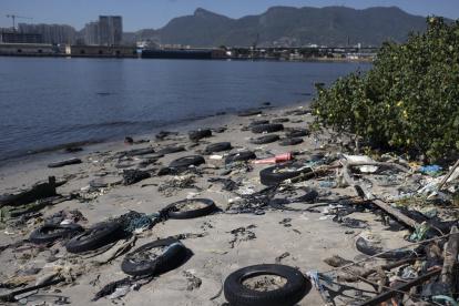 Vista de la basura acumulada en la playa de la isla de Pombeba en la bahía de Guanabara, Río de Janeiro, Brasil, el 17 de febrero de 2025.