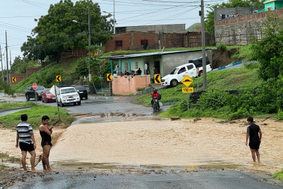 Río Pacoche desbordado afecta la circulación en Santa Marianita.