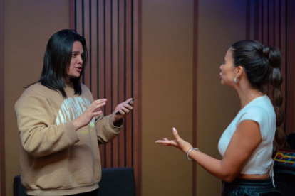 Entrenamiento. El coach vocal, David Zam, trabaja el canto con ejercicios de musculatura, respiración y control emocional.