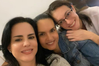 Paola Vintimilla le dice adiós a su amiga.