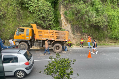 La volqueta se impactó a un costado de la vía.