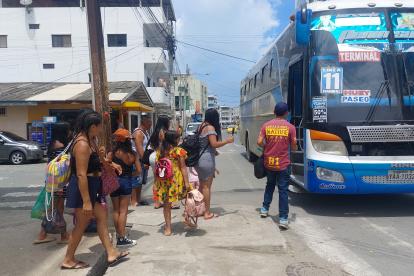 En Salinas, los visitantes en busca de buses que lo trasladen hacia la terminal terrestre para viajar a sus ciudades de origen.