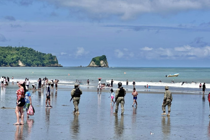 Miembros de las Fuerzas Armadas custodiaron playas de Esmeraldas.