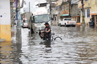 La movilidad se interrumpe con las fuertes lluvias.