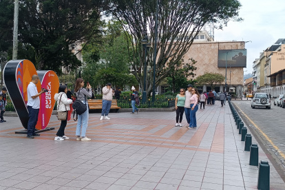 Turistas se fotografiaron en una de las áreas icónicas del Centro Histórico de Cuenca.