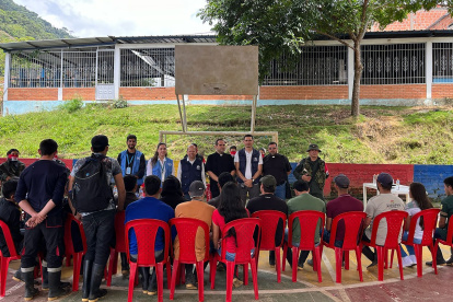 Miembros del gobierno colombiano y delegados de la guerrilla del ELN asisten a la liberación de 22 rehenes secuestrados hace más de un mes en el Catatumbo.