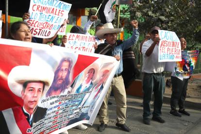 Simpatizantes del expresidente peruano Pedro Castillo se manifiestan este martes, en los exteriores de la Dirección Nacional de Operaciones Especiales de la Policía Nacional de Perú (DINOES), en Lima (Perú).