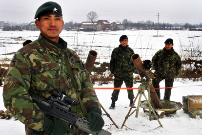 Miembros británicos de las fuerzas de paz de la Unión Europea para Bosnia y Herzegovina (EUFOR) recuperan armas ilegales, encontradas cerca de la ciudad de Kozarska Dubica.