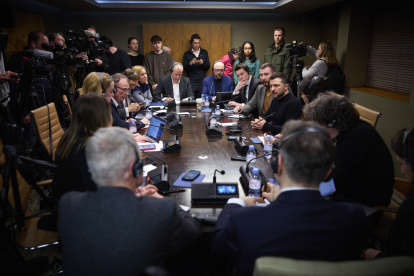 El presidente ucraniano, Volodímir Zelenski (d) mantiene una reunión con periodistas ucranianos y británicos.