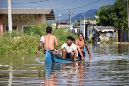 Al menos 15 barrios de Santa Rosa quedaron bajo el agua. Los moradores tienen que salir en pequeños barcos improvisados.