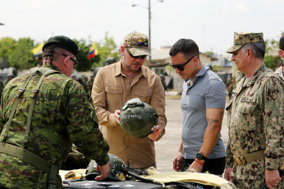 El presidente Noboa, en el mes de enero, participó de la entrega de cascos y chalecos para las Fuerzas Armadas.