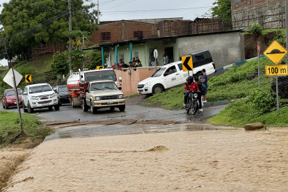 Situación. El aumento del caudal dejó las vías enlodadas.