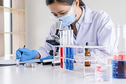 Trabajo. Pocas mujeres son profesionales en ciencias.