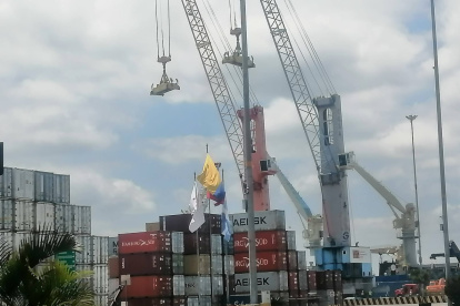 Las actividades de comercio exterior en uno de los puertos de Ecuador.