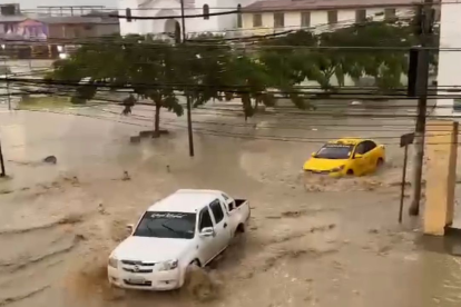 La creciente del río Portoviejo anegó las principales vías de Rocafuerte, dificultando la circulación de vehículos y afectando el comercio local.