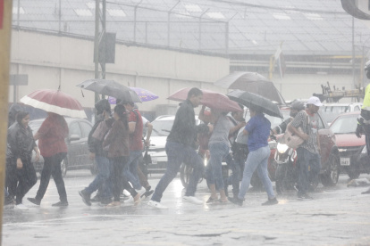 Este 5 de marzo Guayaquil amaneció con lluvia. Los ciudadanos intentan llegar a sus destinos bajo paraguas y entre calles colapsadas e inundadas.