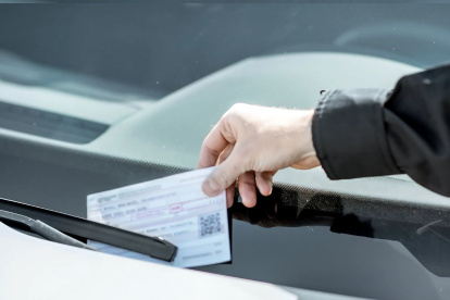 Referencial de la acción de multar por una contravención de tránsito.