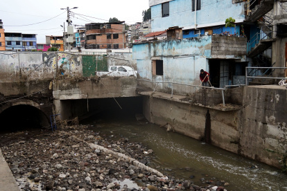 En el barrio Osorio es uno de los sectores que ha resultado afectado por las inundaciones debido a que la quebrada atraviesa el sector