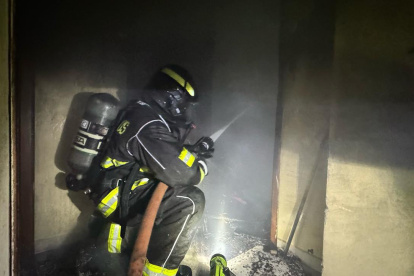 Bomberos Quito en labores de enfriamiento tras sofocar el incendio en el sector La América.