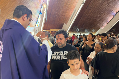 Muchos fieles aprovecharon el horario de almuerzo para acercarse a la iglesia.