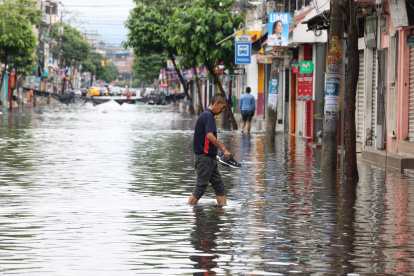 La marea agrava la situación de inundaciones.