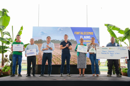 El Gobierno entregó títulos de propiedad a agricultores de Los Ríos.