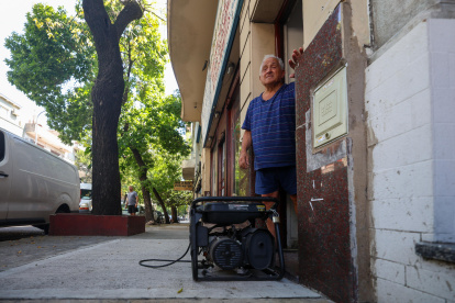 Una persona instala un generador eléctrico en su negocio durante el apagón este miércoles, en Buenos Aires (Argentina).