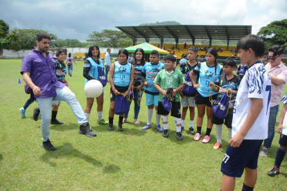 Juan David González (i) en una de las últimas actividades como "ministro encargado", ya es titular.