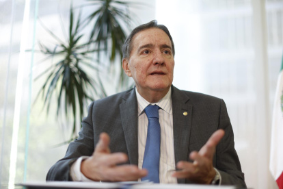 El director de la Organización Panamericana de la Salud (OPS), Jarbas Barbosa, habla durante una entrevista con EFE este miércoles, en la Ciudad de México (México).