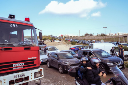 A inicio de este mes, residentes y visitantes de Santorini, Grecia, están formando filas con sus coches hacia el puerto de Athinios, debido al aumento de la actividad sísmica.
