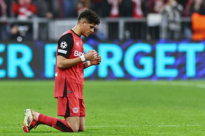 MUNICH (Germany), 05/03/2025.- Piero Hincapie of Leverkusen reacts after losing the UEFA Champions League Round of 16, 1st leg soccer match between FC Bayern Munich and Bayer 04 Leverkusen, in Munich, Germany, 05 March 2025. (Liga de Campeones, Alemania) EFE/EPA/ANNA SZILAGYI