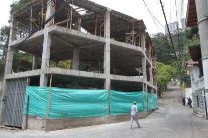 Construcción. Fue suspendida por no contar con medidas de seguridad.