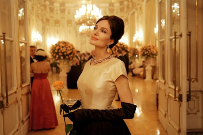 La actriz Angelina Jolie  en una escena de María Callas.