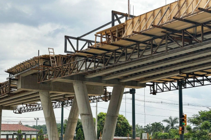 Durante tres días, desde este 5 de marzo, permanecerá cerrado un tramo de vía a la costa para continuar con la construcción de los pasos elevados en el sector.