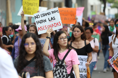 Miles de mujeres en Guayaquil marchan este 8 de marzo por igualdad de derechos y justicia.