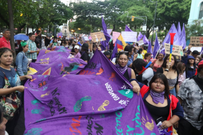 En Guayaquil, la marcha por el Día de la Mujer reúne a un gran grupo de mujeres que luchan por la equidad de género.
