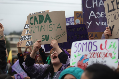 Mujeres se movilizan en Quito para demandar la igualdad de género y el respeto a sus derechos.