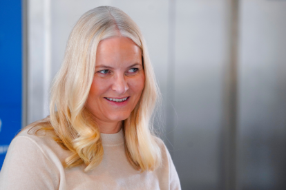 La Princesa Heredera de Noruega, Mette-Marit, visita el Hospital Ulleval, donde se reúne con los payasos del hospital, en Oslo, Noruega, el 5 de marzo de 2025.