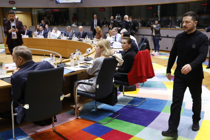 El presidente Volodymyr Zelensky, asiste a la mesa redonda especial del Consejo Europeo para discutir el apoyo continuo a Ucrania y la defensa europea en la sede de la UE en Bruselas el 6 de marzo de 2025.